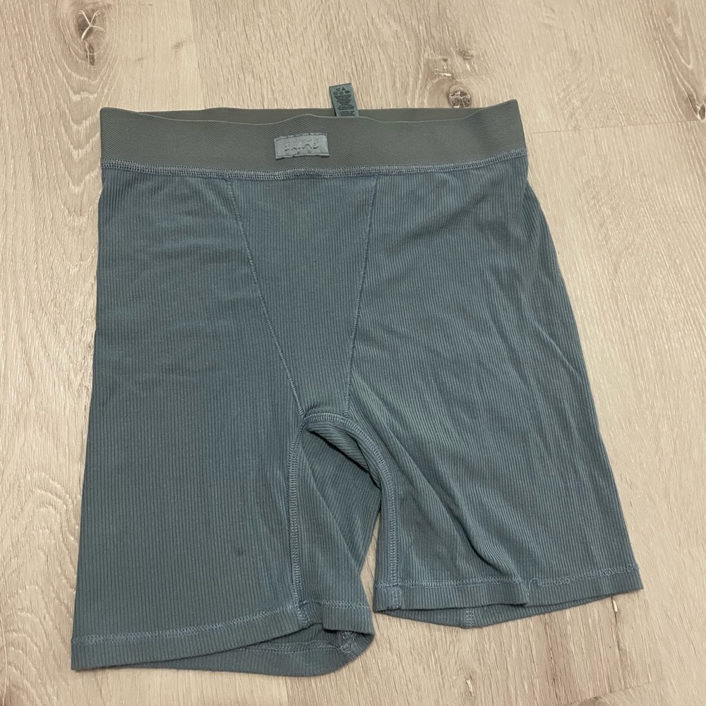 Skims cotton boxer shorts in color kyanite